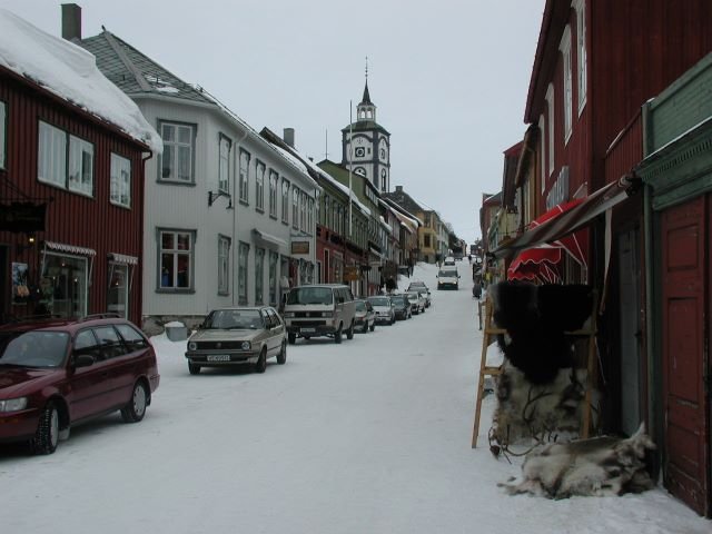 Die Kjerkgata im Winter. Die Hndler verkaufen Rentierfelle in ihren Sami-Lden. Die Umgebung von Rros sowie das angrenzende schwedische Hrjedalen sind Samihochburgen in Skandinavien.
