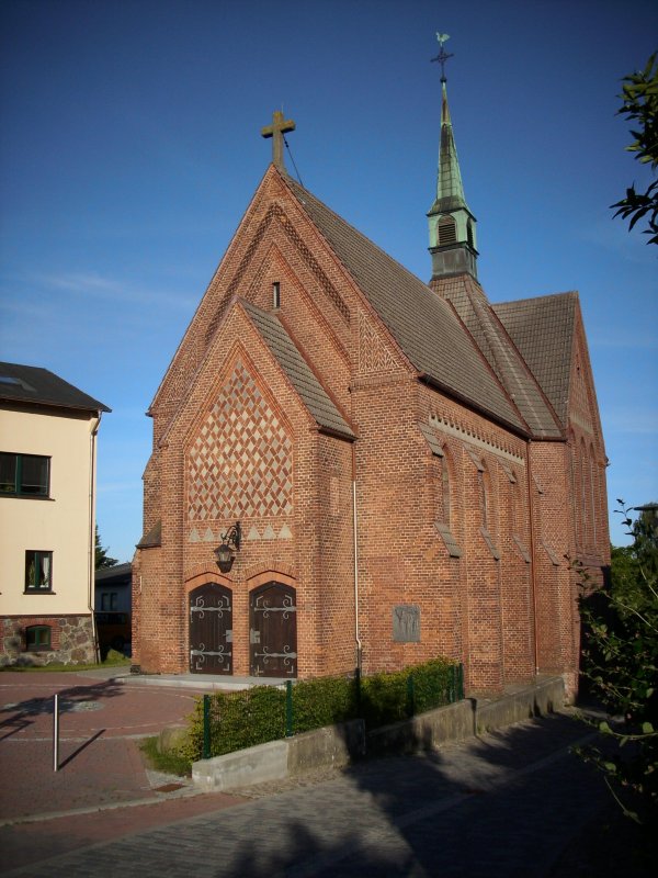 Die Kleine Kirche in Bergen/Rgen in der Abendsonne.