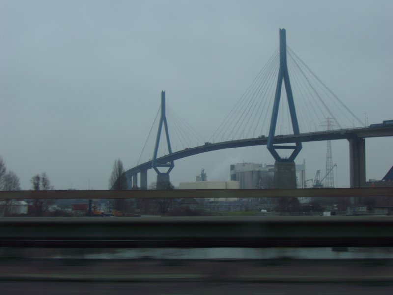 Die Khlbrandbrcke in Hamburg von der Autobahn aus