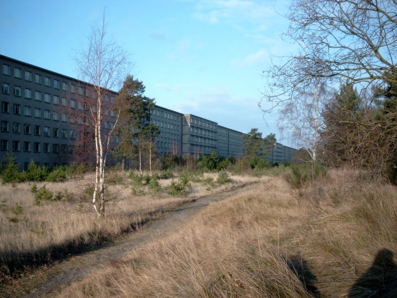 Die Kraft-durch-Freude-Anlage im geplanten Seebad Prora war ein gigantisches, 4,1 km langes Bauwerk, in dem etwa 20.000 Gste gleichzeitig Urlaub machen knnen sollten. Kraft durch Freude war eine Organisation in der NS-Zeit, die den Arbeitern der damaligen Zeit Urlaub ermglichen und so ihre Zufriedenheit und Arbeitseffizienz steigern sollte. Der Komplex wurde so nie eingesetzt, war zu DDR-Zeiten Kasernengelnde und wurde von der Bundeswehr als Standort aufgegeben. Seither werden die Ruinen weitgehend nicht mehr genutzt, abgesehen von einigen Museen, u.a. dem NVA- und KdF-Museum. Interessant ist auch ein Blick auf die Satellitenkarte. Dezember 2003