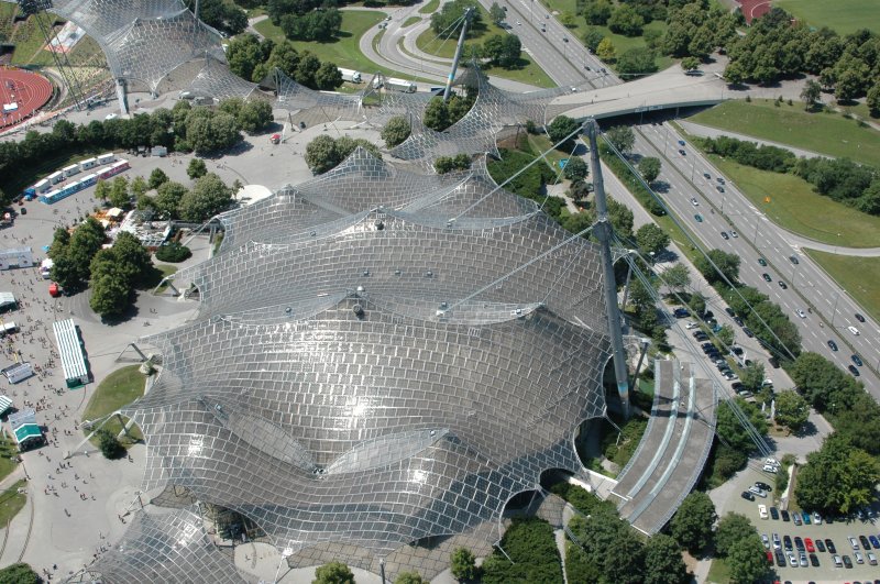 Die khne Zeltdachkonstuktion der Olympiahalle aus luftiger Hhe (06/2007)