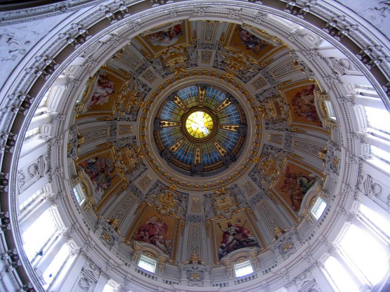 Die Kuppel im Innern des Berliner Doms. Um 1900 erbaut, ist der Dom auf jeden Fall einen Besuch wert. In der Gruft kann man die Srge der Hohenzollern besichtigen, von der Kuppel hat man einen schnen Ausblick auf Berlin. Architektonisch ein Beispiel des wilhelminischen Barocks.