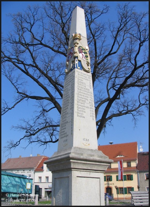 Die kurschsische Postmeilensule auf dem Markt in Uebigau wurde zum Jubilum  800 Jahre Stadt Uebigau  vom ortsansssigen Steinmetzmeister saniert. Uebigau, 01.05.06.