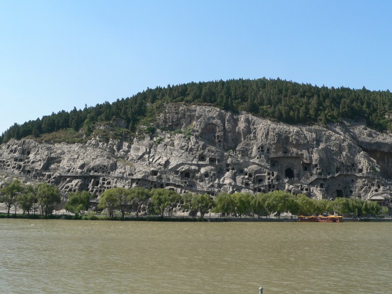 Die Longmen-Grotten in Luoyang, 09/2007. Diese Grotten sind Teil des UNESCO-Weltkulturerbes. Sie zeigen tausende in die Felswand gehauene Hhlen mit Buddha-Figuren in einer Gre von wenigen Zentimetern bis mehreren Metern.