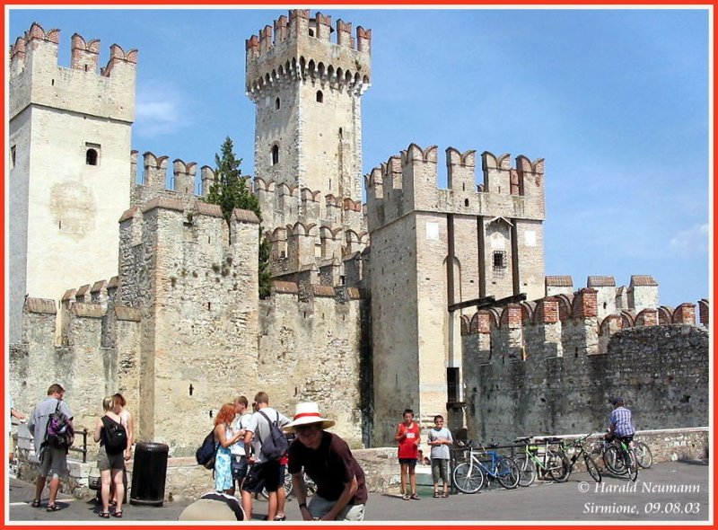 Die mchtige Scaligerburg von Sirmione ist der wichtigste Festungsbau im Sdosten des Gardaseegebietes. Neben Sirmiones Altstadt auf der Halbinsel ist sie einen Besuch allemal wert.