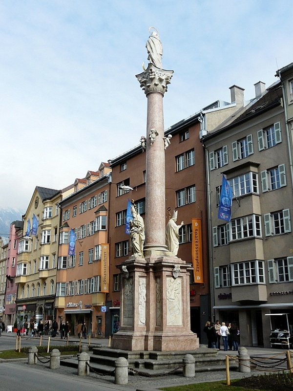 Die Maria-Theresien Strae in Innsbruck mit der Annasule, welche vom Land Tirol gestiftet wurde nach dem Abzug der bayrischen Truppen am Anna Tag des Jahres 1703. 08.03.08