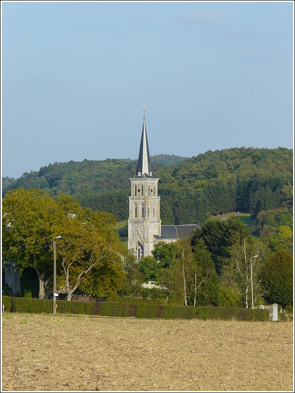 Die neo-gotische Kirche von Treignes berragt das ganze Stdtchen. 28.09.08. (Jeanny)