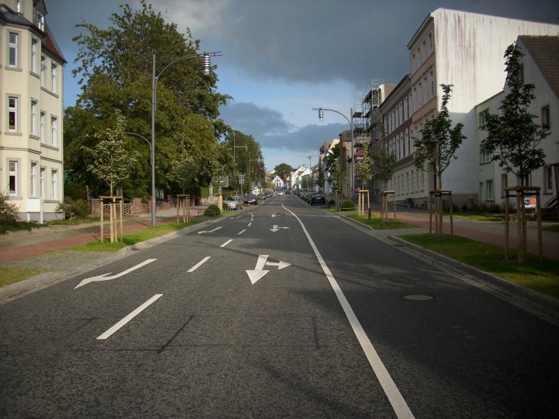 Die neu gestaltete Bahnhofstrae in Bergen/Rgen am 21.Juni 2009 in Richtung Stadt.