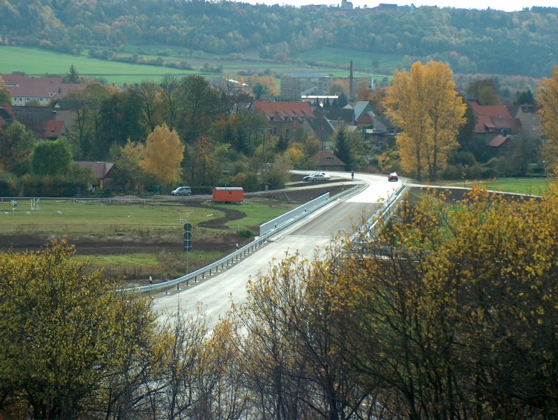 Die neue Strae ber die Unstrutbrcke nach Laucha, Aufnahme vom 25.10.2005