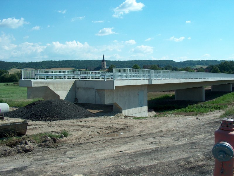 Die neue Unstrutbrcke bei Laucha kurz vor der Fertigstellung, Aufnahme vom 10.07.2005