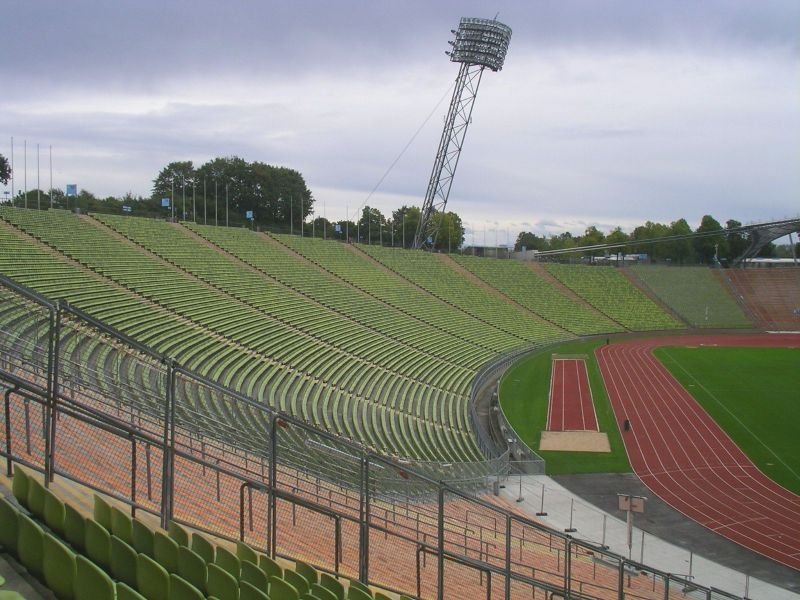 Die nicht berdachte Osttribne des Olympiastadions.