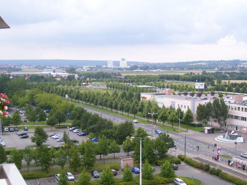 Die Nordhuser Strae in Erfurt. Links sieht man den Thringen Park, ein groes Einkaufscenter im Norden von Erfurt.