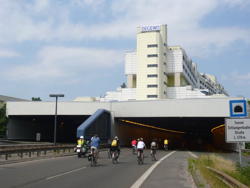 Die nur 600 Meter lange A104 fhrt in einem Tunnel direkt unter Wohnhusern hindurch. So ein Fotomotiv ergibt sich selten. Normalerweise wird bei der Sternfahrt ein anderer Autobahnabschnitt befahren. 1.6.2008