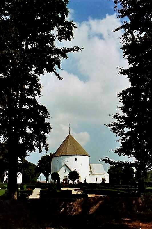 Die Nylarskirke, eine der vier Bornholmer Rundkirchen (Aug. 1997)