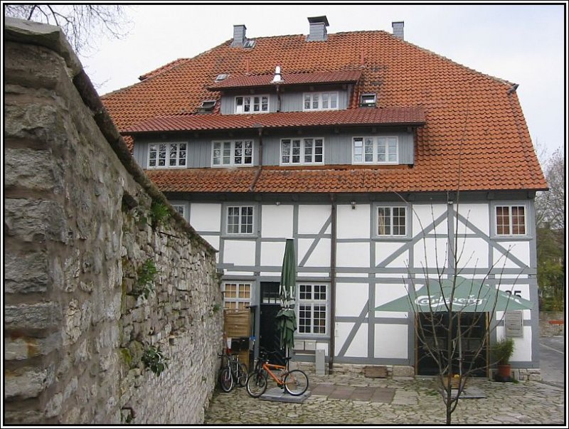 Die Odilienmhle in Gttingen, aufgenommen am 08.04.2007. Nach der Sanierung vor wenigen Jahren befinden sich Gastronomie und Bros in den Gebude. Die Mhle war ab dem 16. Jahrhundert in den ueren Befestigungsring der Stadt einbezogen. 