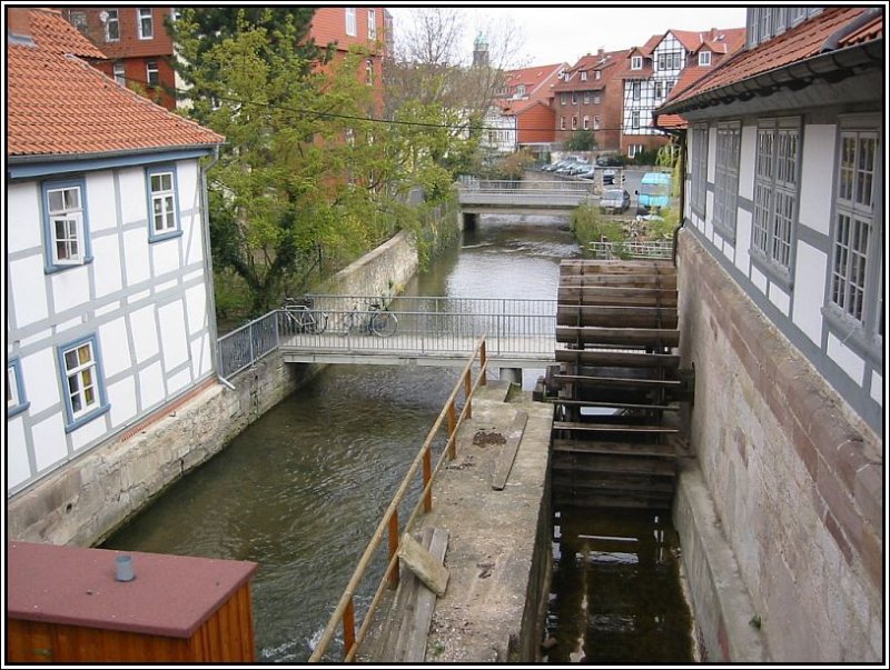 Die Odilienmhle in Gttingen. Hier im Bild das Mhlrad am Leinekanal, das mit der Sanierung vor wenigen Jahren wieder drehfhig restauriert wurde, allerdings ohne eine Verbindung zur ehemaligen Mhlentechnik im Inneren des Gebudes. Das Bild stammt vom 08.04.2007.