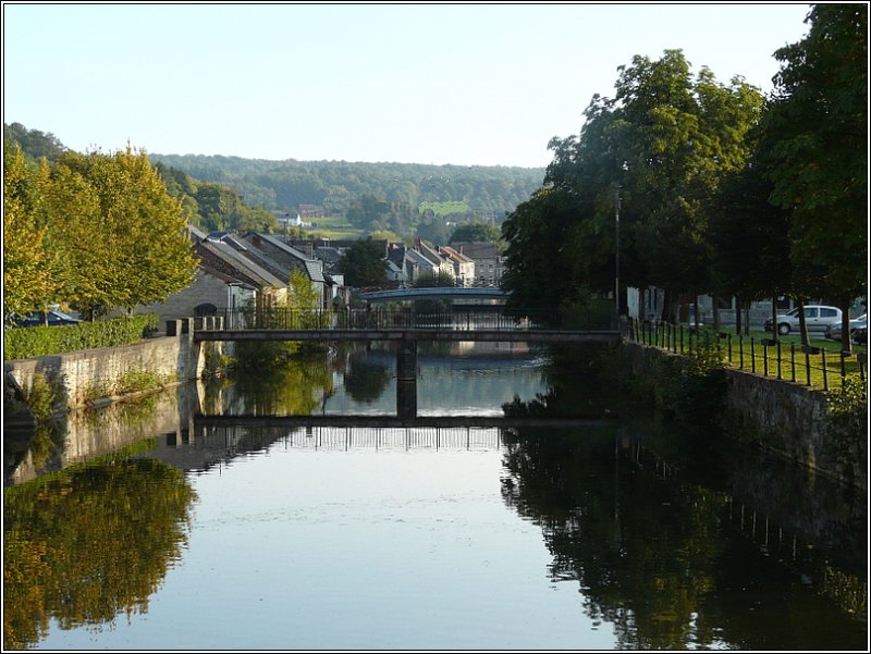 Die Ortschaft Nismes gehört zur Gemeinde Viroinval und liegt in der Nähe der französischen Grenze. Hier fließen die Flüsse Eau Blanche und Eau Noire zusammen und bilden den Fluss Viroin, welcher im Namen der Gemeinde vorkommt. 28.09.08 (Jeanny)  