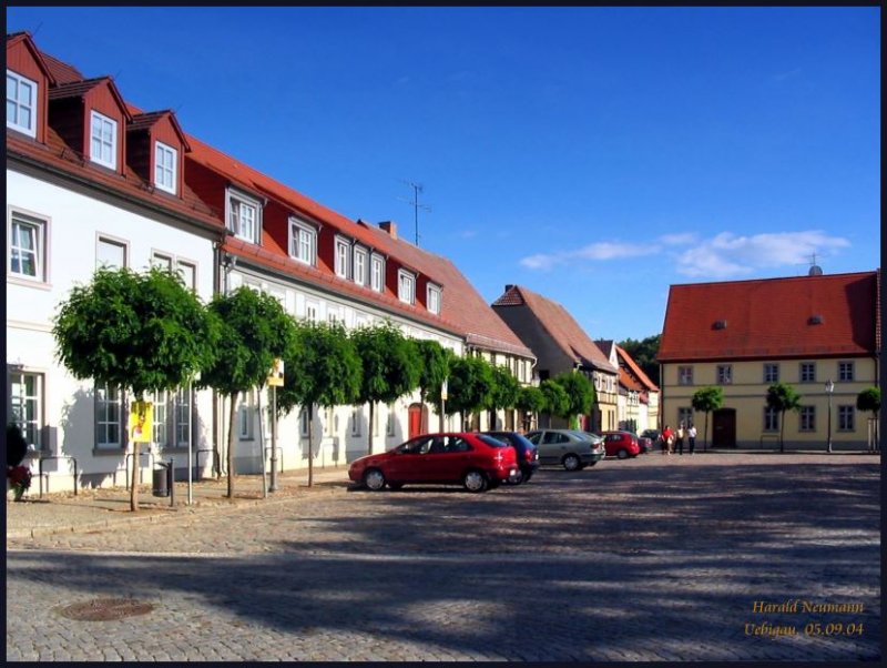 Die Ostseite des Marktplatzes von Uebigau. Im Zentrum steht das denkmalgeschtzte Fachwerkhaus, das in den letzten Jahren super saniert wurde und heute u.a. die Stadtbibliothek beherbergt.