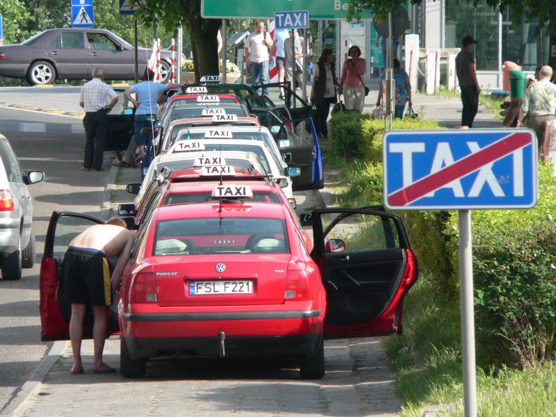 Die polnischen Grenzstdte locken mit ihren Basaren viele Deutsche an, auf denen deutsch gesprochen und in Euro bezahlt werden kann. An der Grenzbrcke zwischen Slubice und Frankfurt (Oder) warten ganze Taxischlangen auf Kunden, um zum einige hundert Meter entfernten Basar zu fahren. 1.6.2008