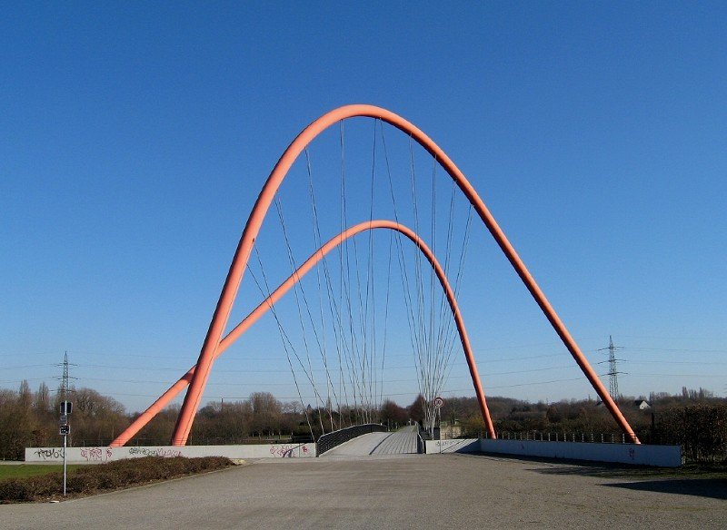 Die von Polonyi und Partner fr die Bundesgartenschau 1997 entworfene Brcke ber den Rhein-Herne-Kanal zeigt sich aus unterschiedlichen Blickwinkeln immer wieder berraschend anders (15. Februar 2008).