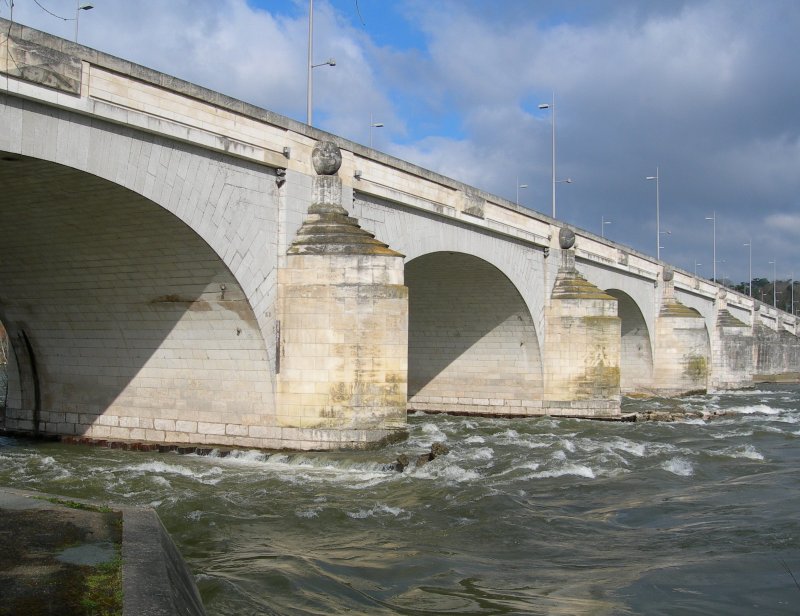 Die Pont Wilson fhrt ber der Loire
aus Tours hinaus.