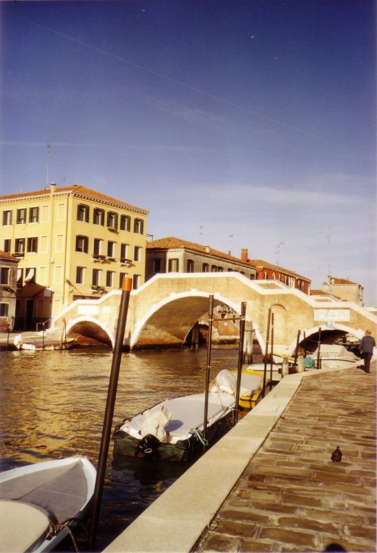 Die Ponte de Tre Archi ber den Canale di Cannareggio, ist eine der letzten Brcke mit drei Bgen in Venedig. Im Oktober 2007.

