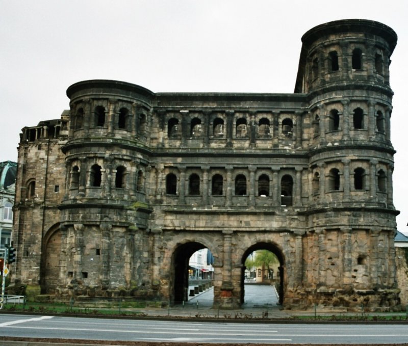 Die Porta Nigra ist das nrdliche Stadttor der Rmerstadt. Verwitterund, Ru und Staub lieen die die Steine im Laufe der Jahrhunderte schwarz werden und gaben dem Bauwerk die Bezeichnung  Porta Nigra  (Schwarzes Tor).
Die Porte mit ihrer palastartigen Architektur ist nicht nur Wahrzeichen Triers, sondern darber hinaus machtvolles Symbol der Begegnung zwischen Rmern, Kelten und Germanen. Denn durch das Tor verlief die Ausfallstrae zum Rhein in die germanischen Provinzen. Umgekehrt mndete in das Nordtor vom Stadtinneren her die nordsdliche Hauptstraenachse, der cardo maximus, dessen Verlauf in der Simeonstrae noch weiterlebt.