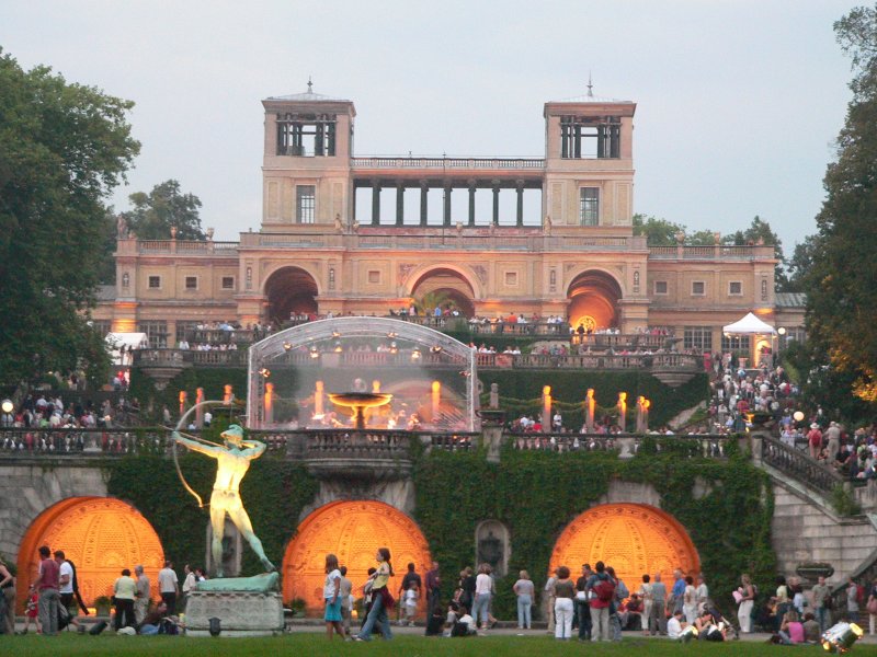 Die Potsdamer Schlssernacht ist ein alljhrliches Sommerspektakel im Park Sanssouci. Etwa 30.000 Menschen nehmen teil, die Karten sind schnell ausverkauft. August 2005