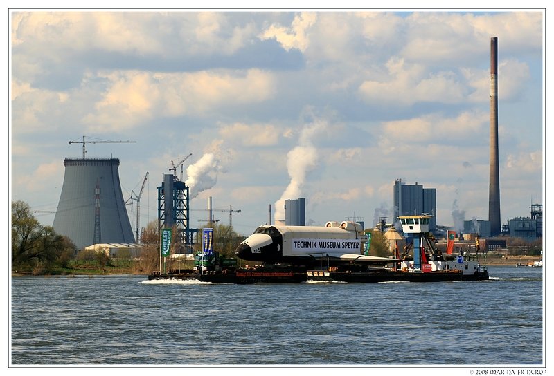 Die Raumfhre  Buran 002  auf ihrem Weg von Rotterdam zum Technik Museum in Speyer. Hier heute Mittag um 16.25 h in Hhe von Duisburg-Schwelgern. Im Hintergrund das HKW Walsum.