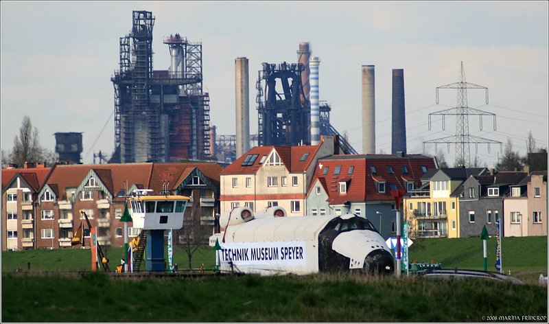 Die Raumfhre  Buran 002  wird ber den Rhein bei Duisburg-Laar geschippert. Im Hintergrund sind die Thyssen-Krupp-Werke zu sehen. Duisburg-Homberg am 07.04.08 um 17.31 Uhr.