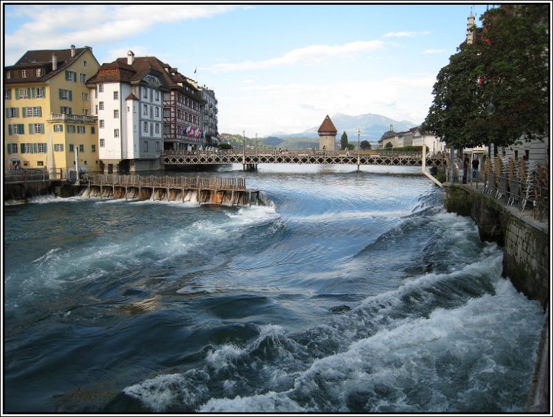 Die Reuss in Luzern, aufgenommen beim Nadelwehr am 22.07.2007.