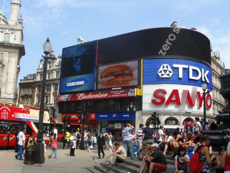 Die riesen groen Werbeplakate am Piccadilly Circus. Aufgenommen am 20.07.2006