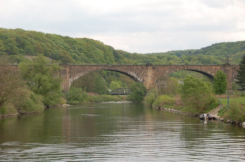 Die Ruhr bei Witten. Im Hintergrund der Eisenbahnviadukt, der die Ruhr bei Witten-Bommern berspannt.