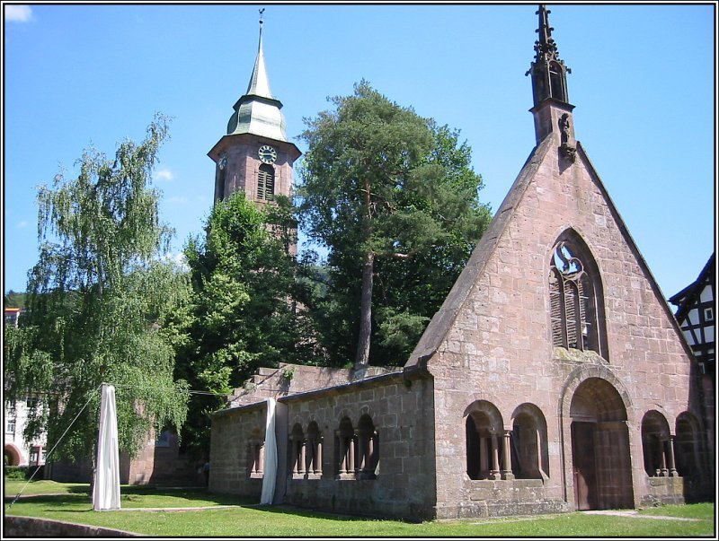 Die Ruine im Vordergrund gehrt zu den berresten eines mittelalterlichen Zisterzienserklosters in Bad Herrenalb. Es handelt sich um die Vorhalle der einstigen Klosterkirche. Dahinter befindet sich die 1739 erbaute evangelische Pfarrkirche, die aus dem gotischen Chor der alten Klosterkirche entstand. (02.07.2006) 