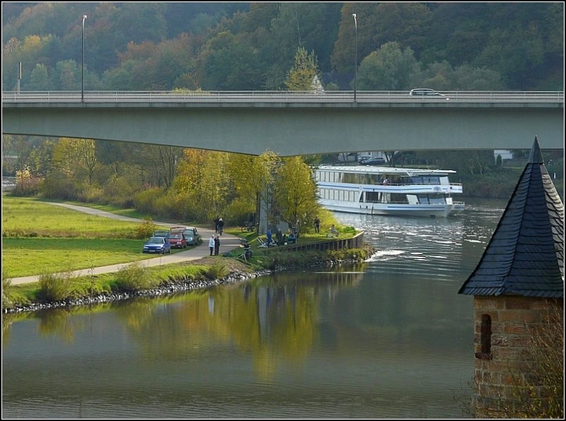 Die Saar aus der Oberstadt von Saarburg aus aufgenommen am 19.10.08, gerade in dem Moment, als das luxemburgische MS  Princesse Marie-Astrid  um die Kurve fhrt. (Jeanny)