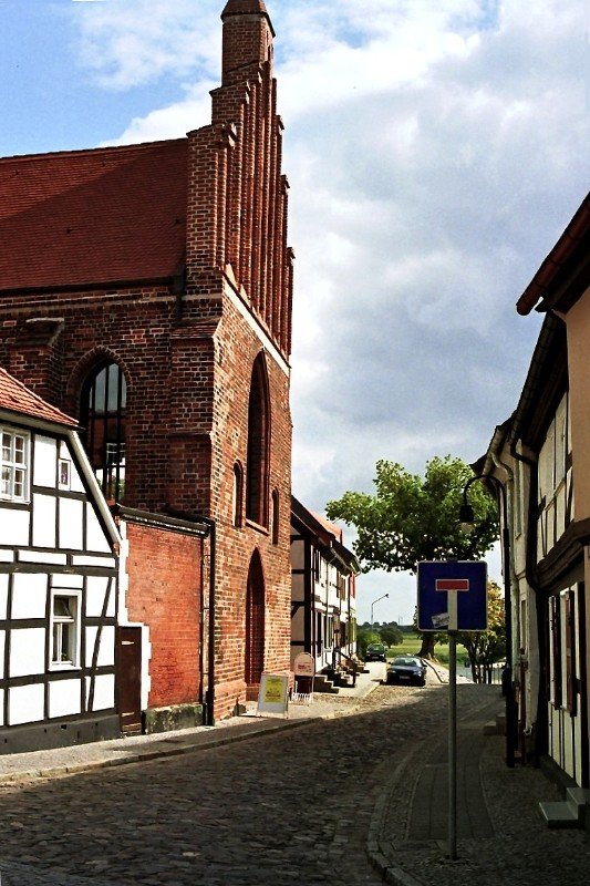 Die Salzkirche in Tangermnde (September 2004). Die einstige St. Elisabeth-Kapelle hatte im Laufe der Jahrhunderte ein wechselvolles Schicksal. Zeitweise diente sie als Salzlager, heute dient sie als Museum und Veranstaltungsraum. 