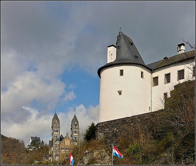 Die Schlossburg und die Dekanatskirche von Clervaux von dem Marktplatz aus fotografiert am 29.03.08. (Jeanny) 