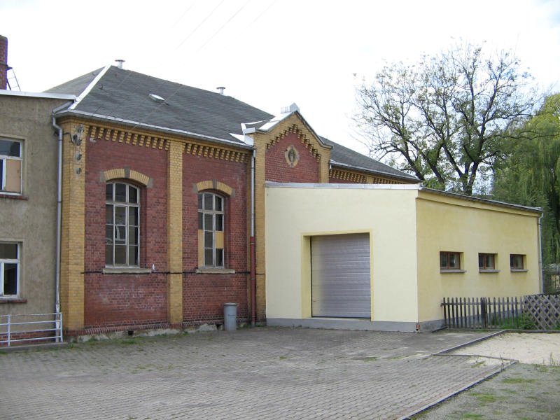 Die schne alte Turnhalle in Burkhardtsdorf mit ihrem relativ neuen und wenig schnen Anbau. Genutzt wird sie trotzdem nicht mehr. 30.09.07