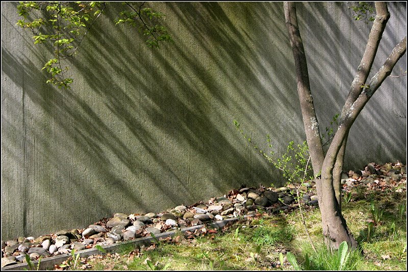 Die Schnheit des Hsslichen: Licht- und Schattenspiel auf einer tristen Betonmauer, gesehen in Waiblingen. 11.04.2008 (Matthias)