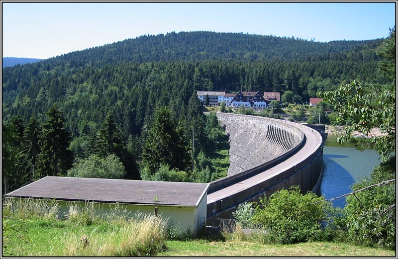 Die Schwarzenbach-Talsperre am 14.07.2003. Im Hintergrund ist eine Hotelanlage zu sehen, die zum Forbacher Ortsteil Schwarzenbach gehrt.