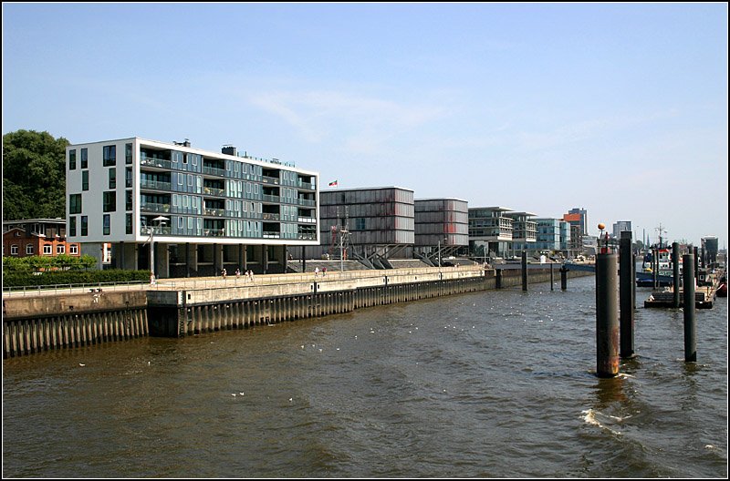 Die  schwebenden  Huser am Neumhlenkai. Das Gebude im Vordergrund sieht nach Wohnhaus aus (da mchte ich gern wohnen!), whrend die anderen durch die sehr glsernen Fassaden Bros vermuten lassen. 15.7.2007 (Matthias)