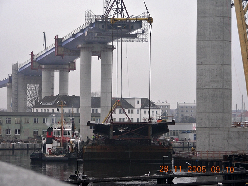 die schwerste Brckensektion liegt auf einem Pontom bereit, ber 900 to, beim Bau der neuen Rgenbrcke Stralsund

Datum und Uhrzeitstempel sind beabsichtigt, um zu zeigen wie lange der Hebevorgang gedauert hat
