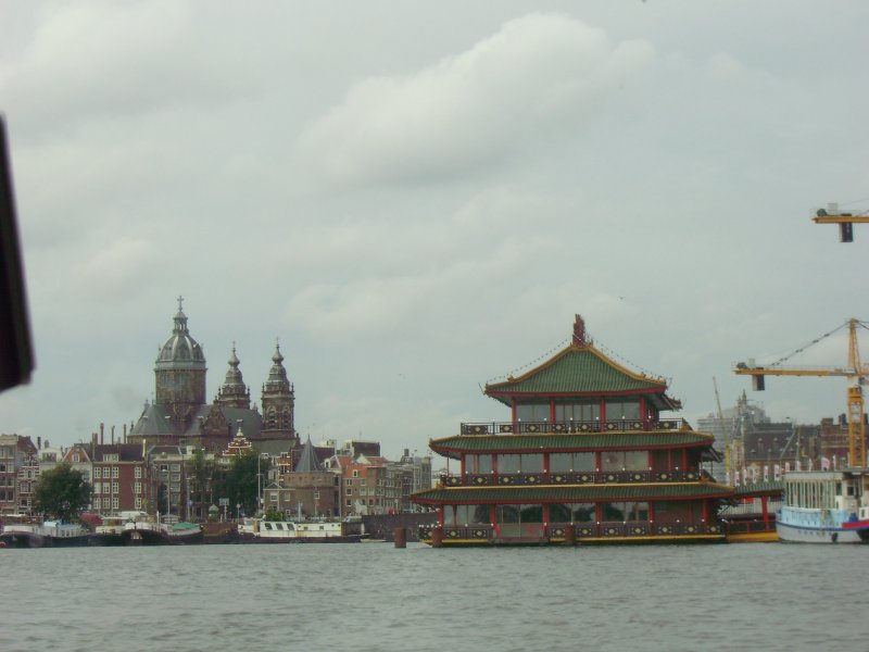 Die Sint Nicolaaskerk (Nikolaikirche) links im Bild.