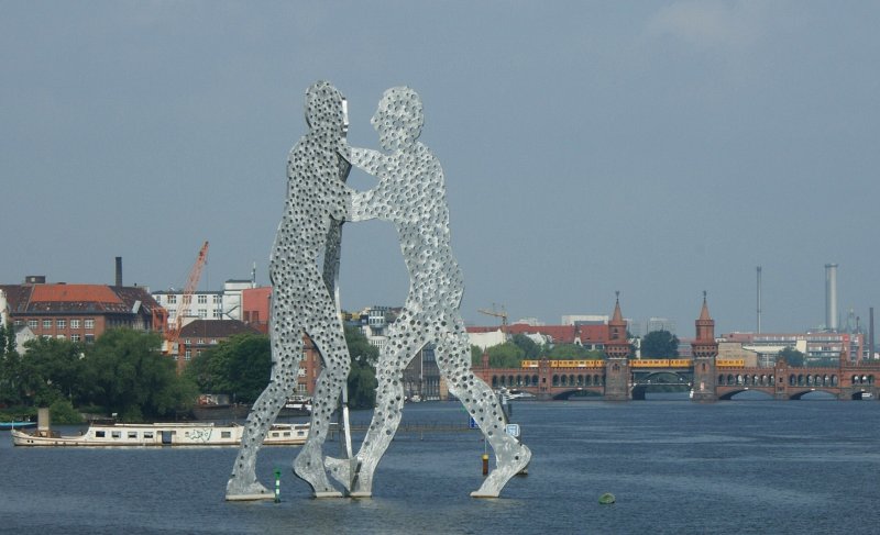 Die Skulptur  Molecule Man  in bzw. auf der Spree.
(Juni 2009) 
