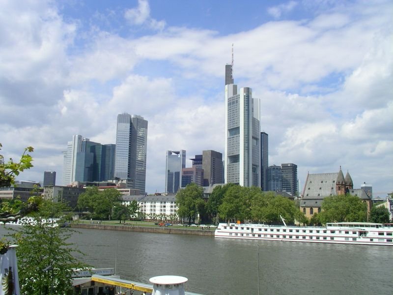 Die Skyline vom anderen Main-Ufer aus gesehen. 