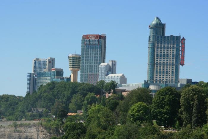 Die Skyline von Niagara Falls. Vom Skylon Tower hat man einen pahntastische Sicht auf die Niagarafälle; 09.08.2008