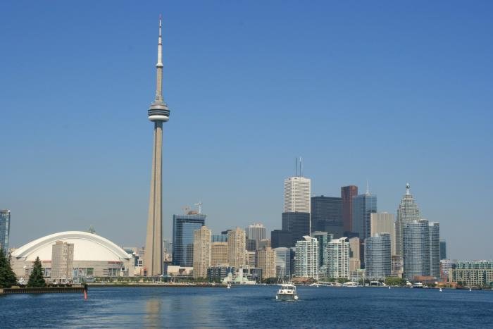 Die Skyline von Toronto von der Seeseite gesehen. Das markante Merkmal ist der 553m hohe CN Tower. Rechts danaben sieht man das Rogers Centre. Das kombinierte Baseball- und Football-Stadion ist die Heimat der BlueJays und Argonauts und war das erste berdachte Stadion mit verschiebbarem Dach. Rechts schliet Torontos Downtown an. Die hchsten Gebude sind das First Canadian Place (298m), das Scotia Plaza (275m) und der TD Canada Trust Tower (261m).