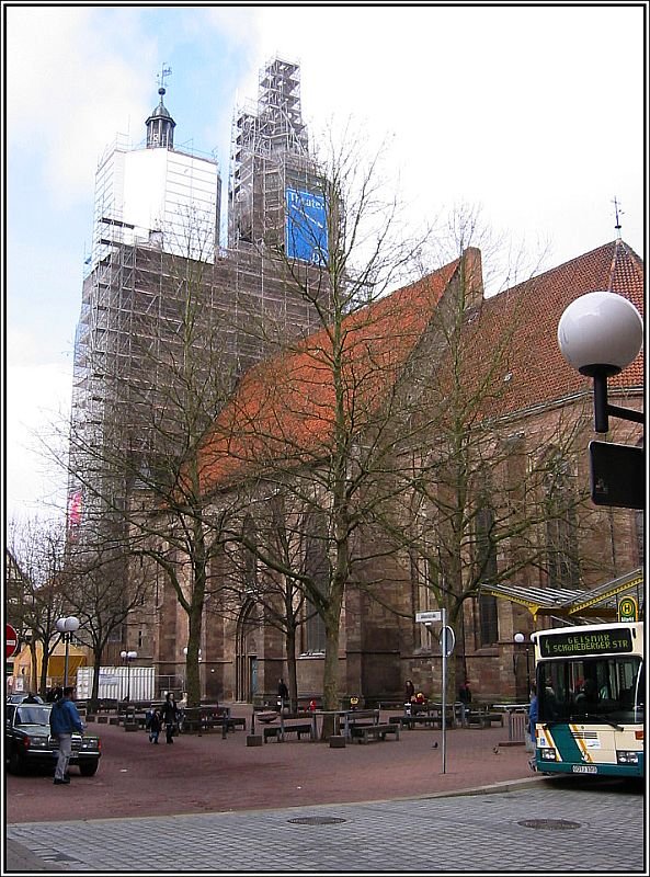 Die St. Johanniskirche in Gttingen, diesmal aufgenommen am 07.03.2003 von mir. Der Parkplatz auf dem Johanniskirchplatz verschwand bereits in den 80er Jahren. Der Platz wurde gepflastert, Bume gepflanzt, Bnke und Spielgerte fr Kinder aufgestellt. Wie man sehen kann wurden die Trme zu dieser Zeit wieder mal saniert. 