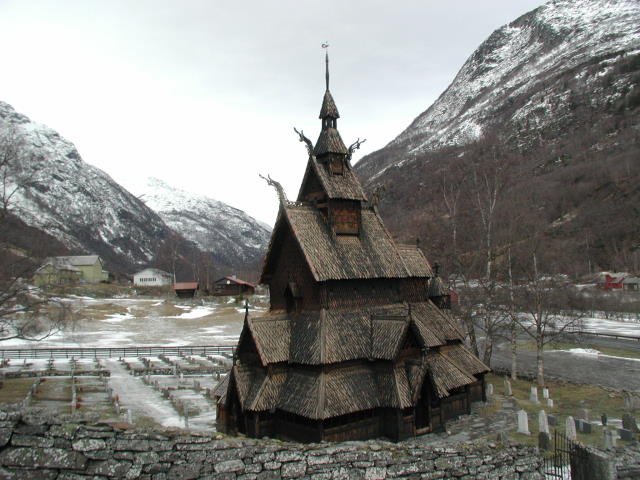 Die Stabkirche Borgund ist die bekannteste und besterhaltenste Stabkirche in Norwegen. Sie wurde ca. 1150 erbaut. Borgund liegt im Lrdalen, an der E 16 Oslo-Bergen.