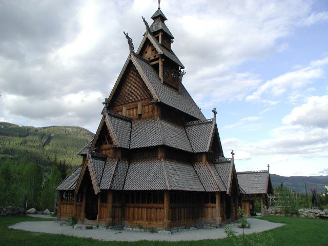 Die Stabkirche von Gol. In Gol wurde um 1170 eine Stabkirche erbaut. Diese wurde 1882 abgetragen und im Norsk Folkemuseum in Oslo wieder aufgebaut. Als der Tourismus einsetzte wurde die letzten verbliebene Stabkirchen zum Tourismusmagnet. Diesen Trend erkannte man auch in Gol und errichtet Ende der 90er Jahre einen detailgerteuen Nachbau des historischen Bauwerks.